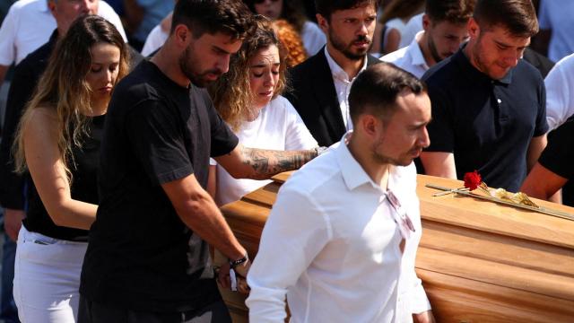 Rute, la viuda de Diogo Jota, acompaña al féretro de su marido acompañada de su cuñada.