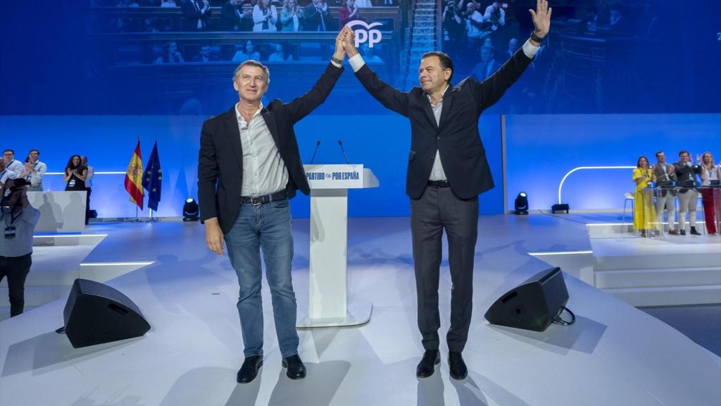 Alberto Núñez Feijóo, junto al primer ministro portugués, Luís Montenegro, en el Congreso del PP.
