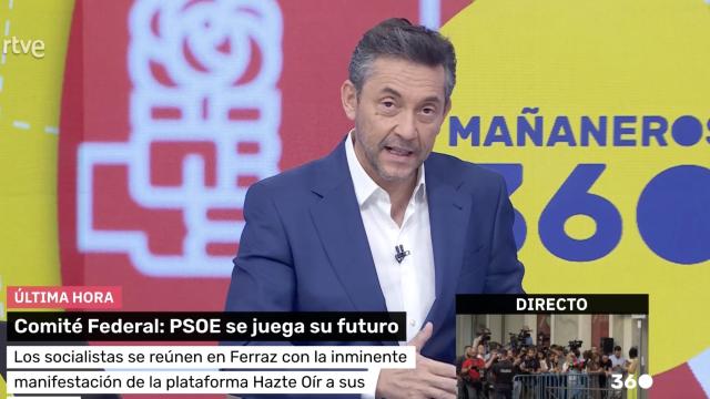 Javier Ruiz, presentador de Mañaneros 360, durante el especial por el Comité Federal del PSOE.