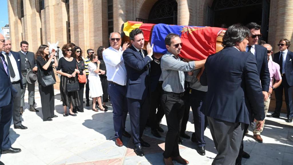 Numerosos rostros conocidos del mundo del toreo se han dado cita en el último adiós a Rafael Peralta Pineda.