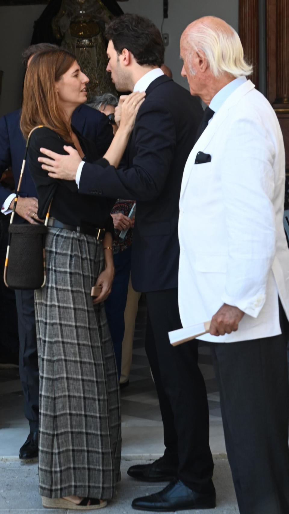 Miguel Báez El Litri y su mujer dan el pésame a los familiares de Rafael Peralta Pineda, fallecido a los 92 años.