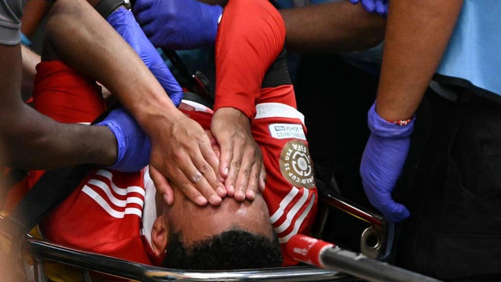 Jamal Musiala es retirado en camilla del terreno de juego.