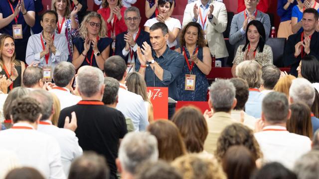 Pedro Sánchez, en el centro, recibe los aplausos en pie del Comité Federal, este sábado en la sede del PSOE en Madrid.