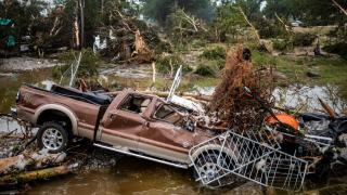 Una camioneta destrozada después de una inundación mortal en Kerrville, Texas, EEUU.