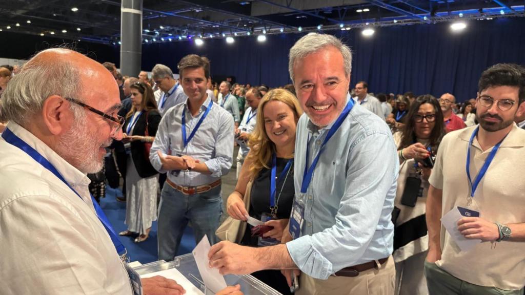 Jorge Azcón  emitiendo su voto para la reelección de Feijóo como líder del PP