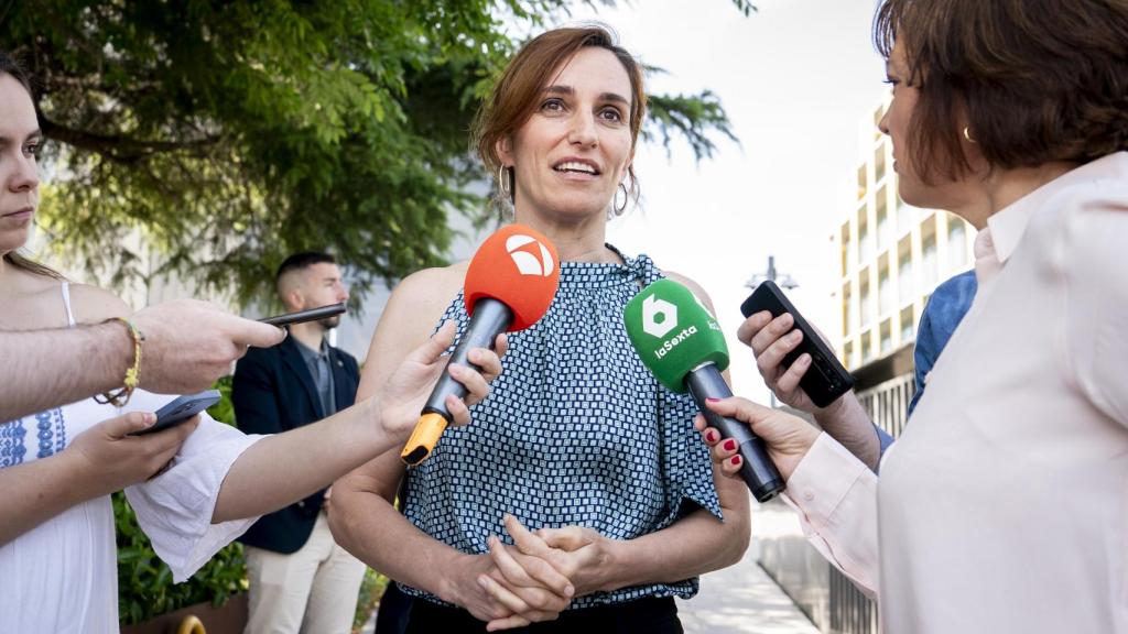 La ministra de Sanidad, Mónica García, ofrece declaraciones a los medios.