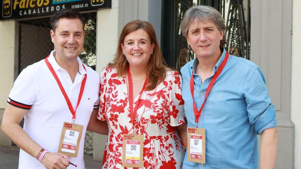 Clara Martín y Daniel de la Rosa junto a Carlos Martínez