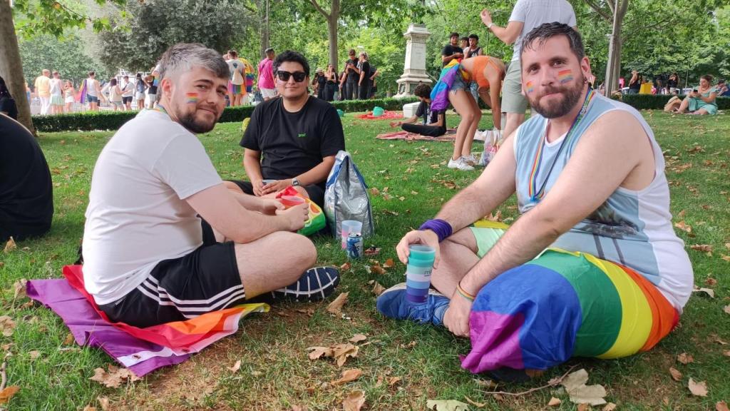 Miguel, David y su otro amigo posan para EL ESPAÑOL en el Orgullo.