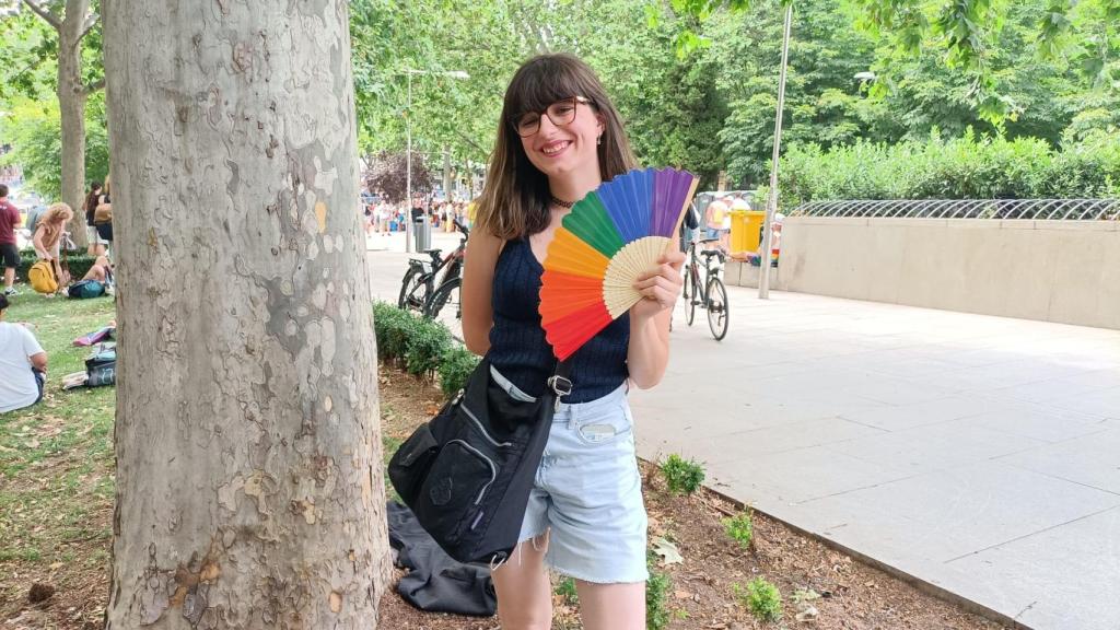 Paula, la joven de Más Madrid, posa para EL ESPAÑOL en el Orgullo.