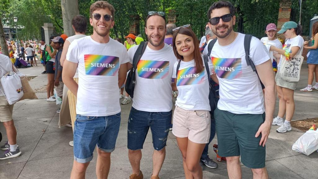 Ivan y Noel (los dos por la derecha) y sus amigos posan para EL ESPAÑOL en el Orgullo.