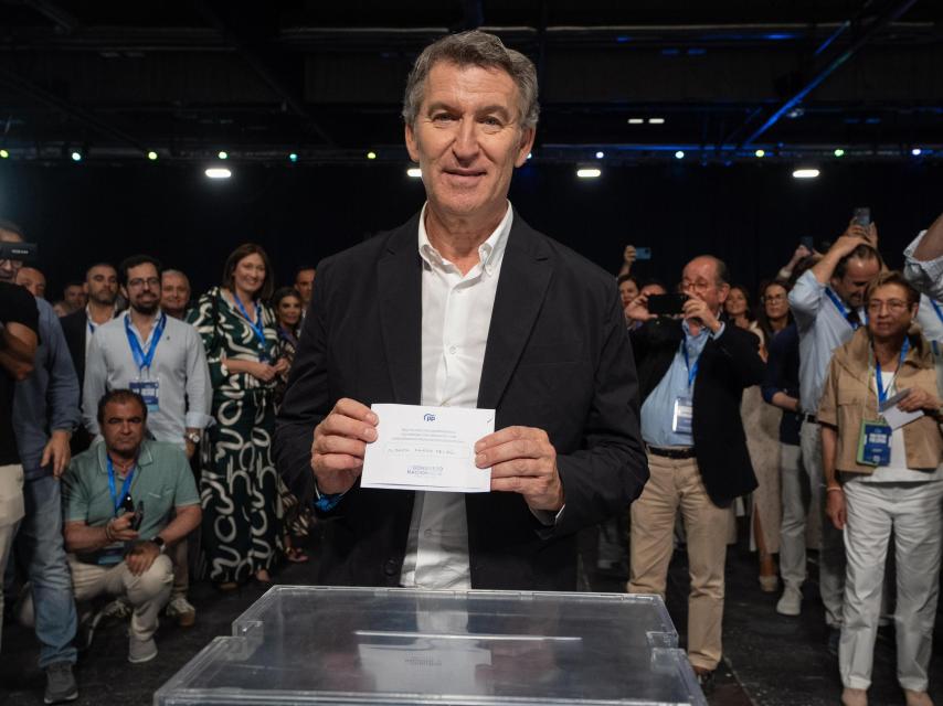 Alberto Núñez Feijóo, este sábado, ante la urna del congreso del PP.
