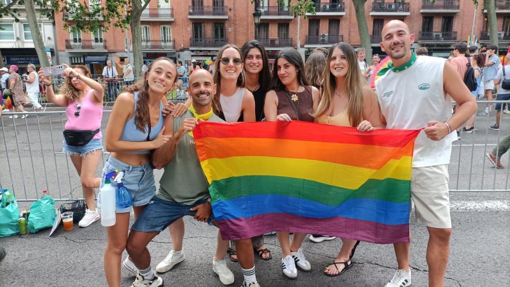 Ángel (segundo por la derecha) y sus amigos posan para EL ESPAÑOL en el Orgullo.