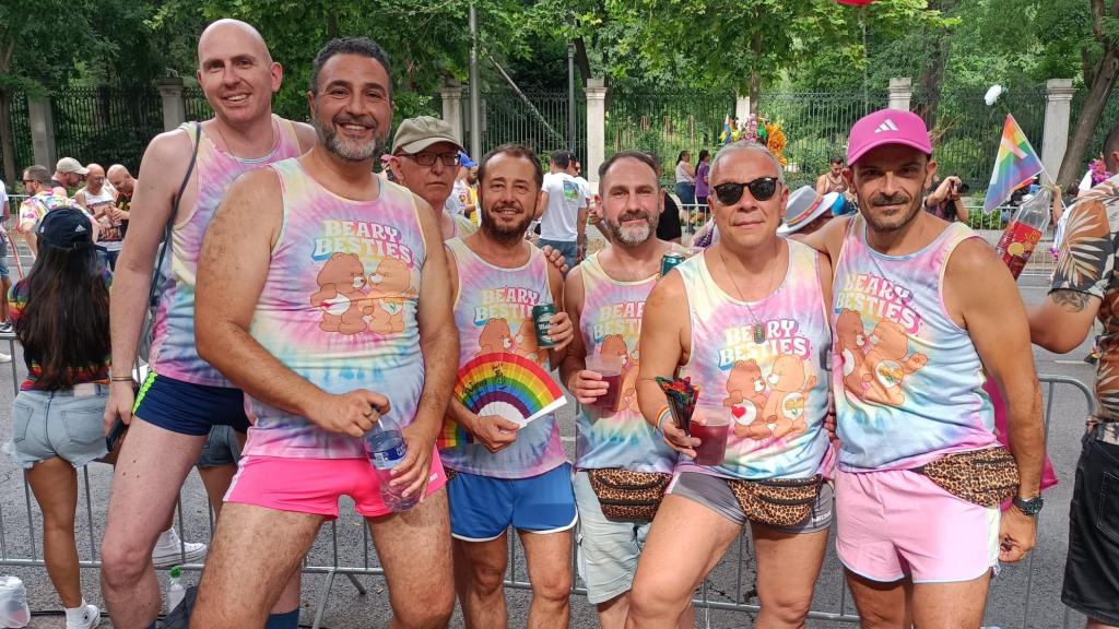Pedro, Alberto y Goyo (los tres por la derecha) y sus amigos posan para EL ESPAÑOL en el Orgullo.