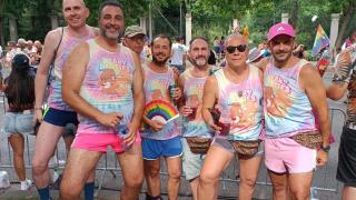 Pedro, Alberto y Goyo (los tres por la derecha) y sus amigos posan para EL ESPAÑOL en el Orgullo.