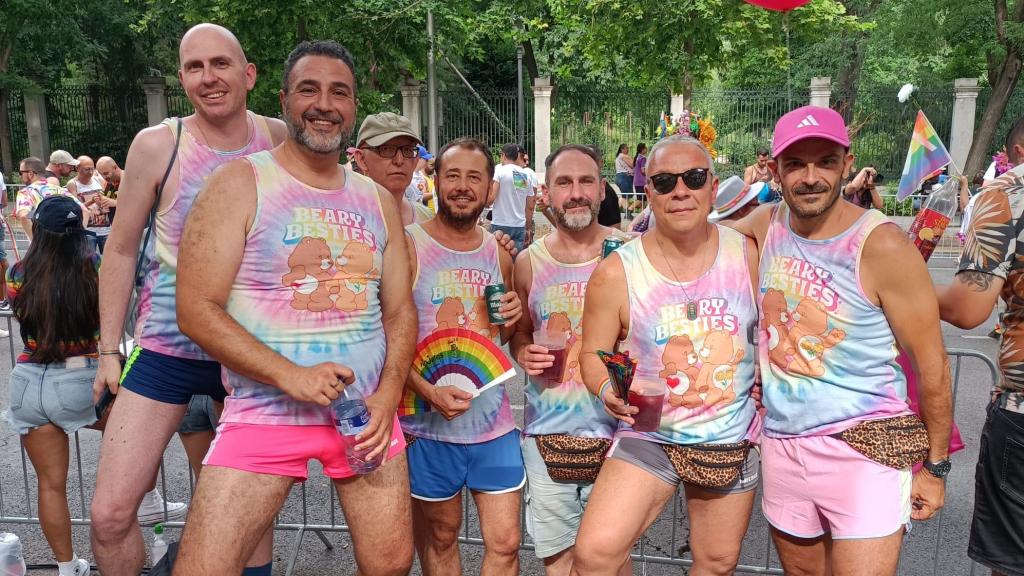 Pedro, Alberto y Goyo (los tres por la derecha) y sus amigos posan para EL ESPAÑOL en el Orgullo.