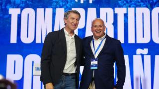 Miguel Tellado, nuevo secretario general del PP, junto a Alberto Núñez Feijóo, en el escenario del congreso.