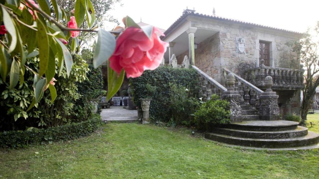 Camelia en el Pazo Quinteiro da Cruz, en Ribadumia, Pontevedra. https://www.turismo.gal