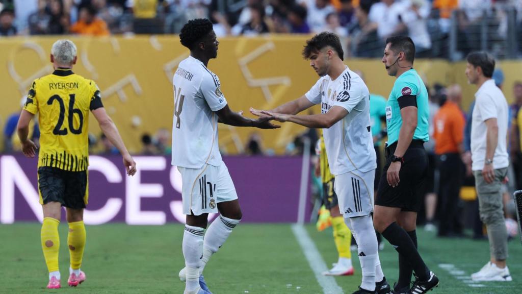 Asencio entra al terreno de juego contra el Dortmund.