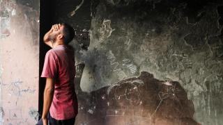 Un hombre palestino reacciona en el lugar de un ataque israelí nocturno contra una casa, en la ciudad de Gaza , el 6 de julio de 2025.