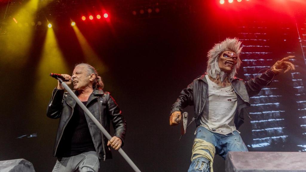 Bruce Dickinson junto a la mascota del grupo, 'Eddie The Head'. Foto: Ricardo Rubio / Europa Press