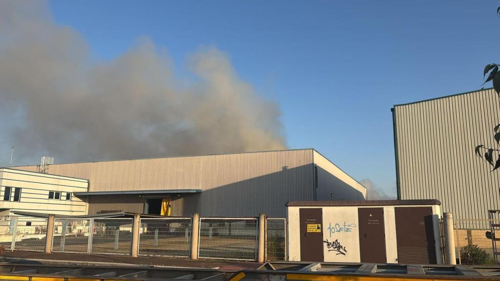 Imagen del incendio difundida por el Ayuntamiento de Azuqueca de Henares en la mañana del sábado.