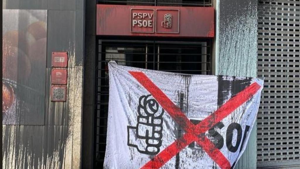 La sede del PSOE amanece vandalizada. EE