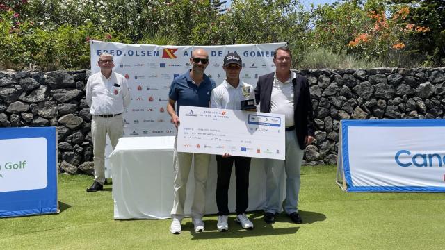 Andrea Romano, con el cheque para el ganador.