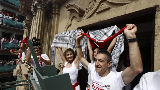 Los tres representantes de Yala Nafarroa Dyna Kharrat (c), Lidón Soriano (i) y Eduardo Ibero, durante el chupinazo.