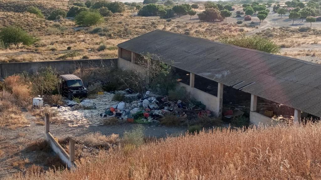 Una instalación de ganado que fue revisada por los voluntarios en una batida por la zona donde se apagaron los móviles de Patricio y Edwin, en un paraje entre la Gasolinera Galp de Mazarrón y la Urbanización Country Club.