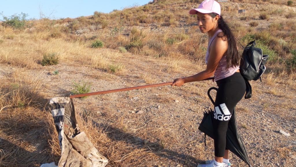 Jackeline, este sábado, mostrando una chaqueta localizada junto a un árbol.