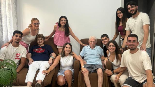 José y Pilar, junto a sus nietos, tras regresar a su casa de Paiporta 242 días después de la dana. Cedida