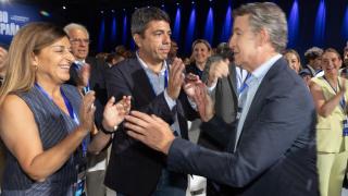 Mazón saluda a Feijóo en el congreso del PP. Eduardo Parra / EP