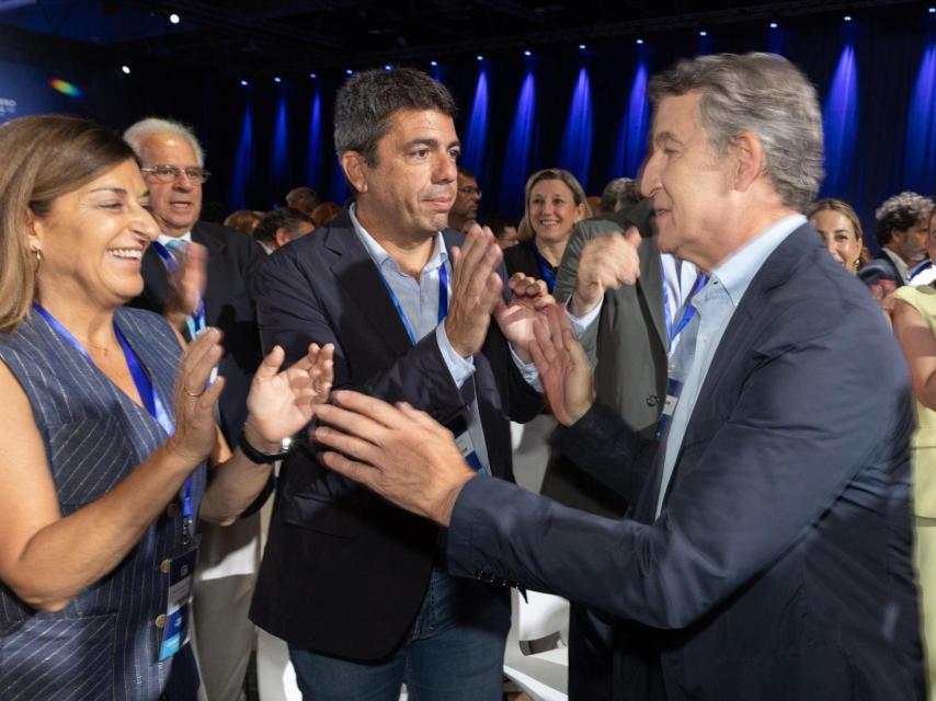 Mazón saluda a Feijóo en el congreso del PP.