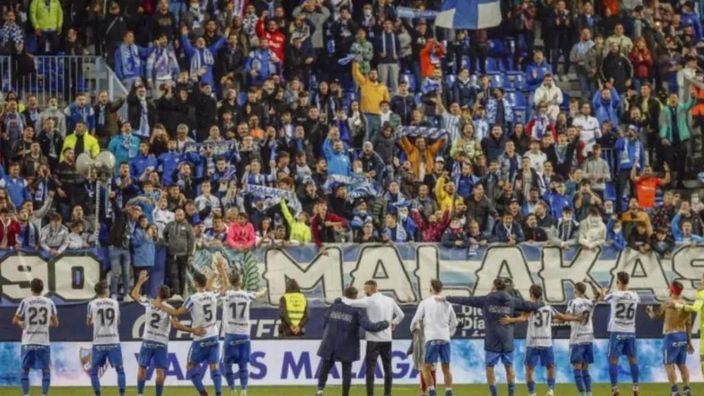 La plantilla del Málaga celebra con la afición en La Rosaleda.
