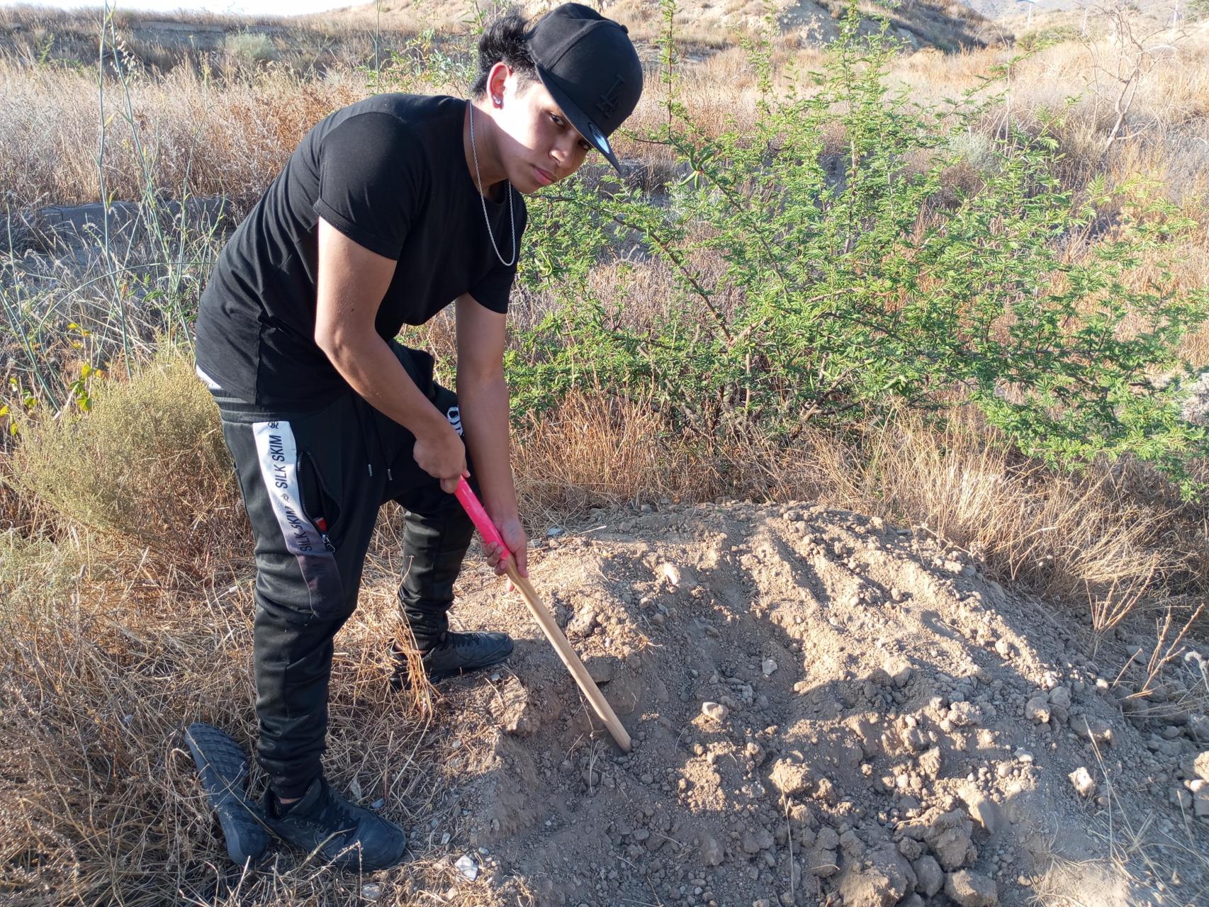 Ronny, el hijo de Patricio, desaparecido junto a Edwin hace 75 días, este sábado, buscándole por un paraje de Mazarrón.