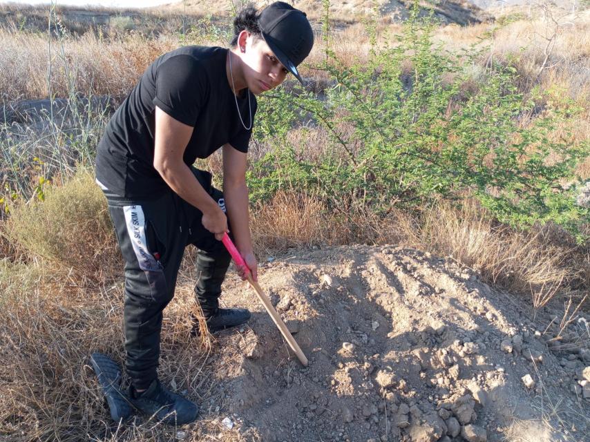 Ronny, el hijo de Patricio, desaparecido junto a Edwin hace 75 días, este sábado, buscándole por un paraje de Mazarrón.
