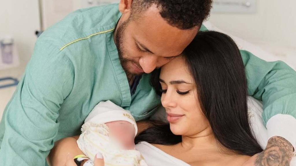 Neymar y Bruna Biancardi, con su segunda hija, Mel.