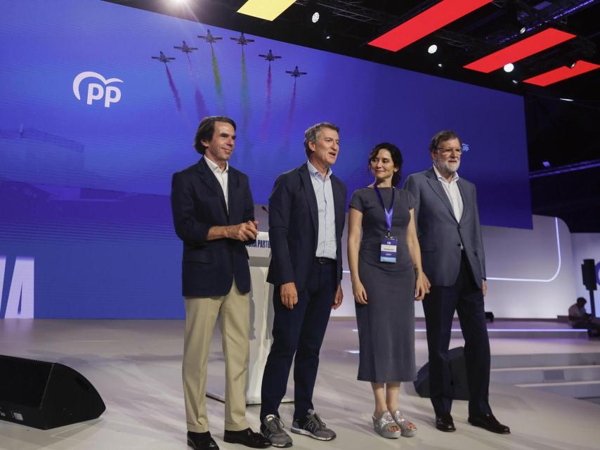 José María Aznar, Alberto Núñez Feijóo, Isabel Díaz Ayuso y Mariano Rajoy, este domingo en la clausura del Congreso Nacional del PP.