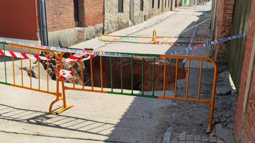 Socavón en la calle Murga de la localidad de Rodilana, en Medina del Campo