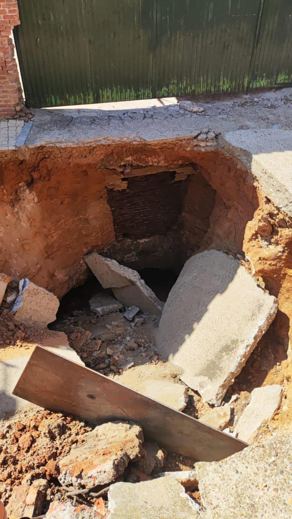 Socavón en la calle Murga de la localidad de Rodilana, en Medina del Campo