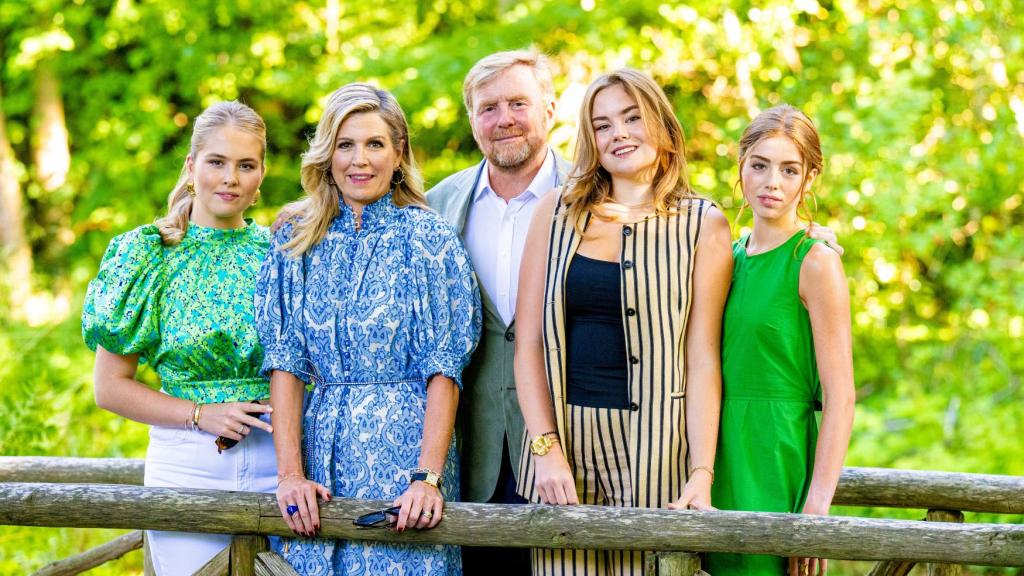 Los reyes Máxima y Guillermo, en el tradicional posado en los jardines del palacio Huis ten Bosch, en La Haya.