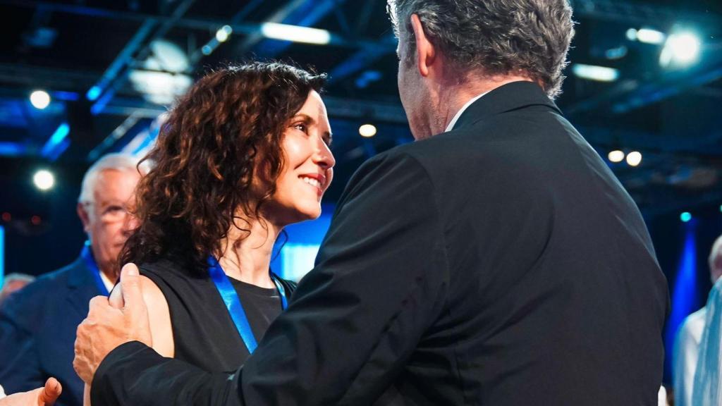 Ayuso junto a Feijóo en la clausura del Congreso Nacional del PP.