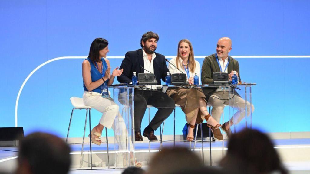 El presidente de la Región de Murcia, junto a  la presidenta de Extremadura, María Guardiola; la alcaldesa de Santander, Gemma Igual; y el portavoz del PP en el Ayuntamiento de Barcelona, Dani Sirera.