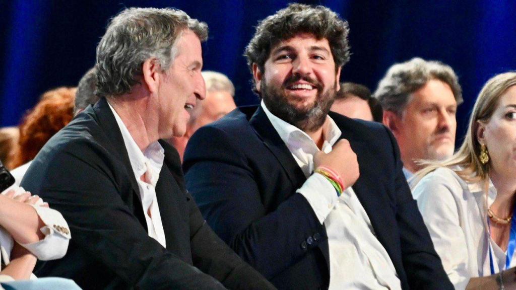 Alberto Núñez Feijóo y Fernando López Miras, riendo, durante la celebración del Congreso Nacional del PP en Madrid.