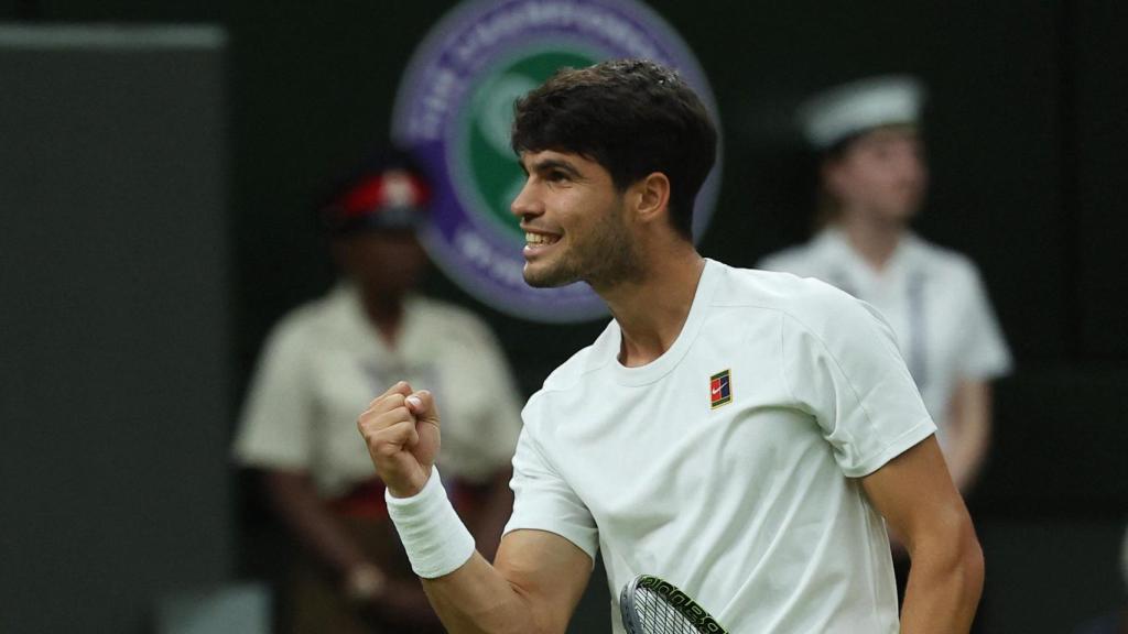 Carlos Alcaraz celebra un juego en el partido ante Rublev.