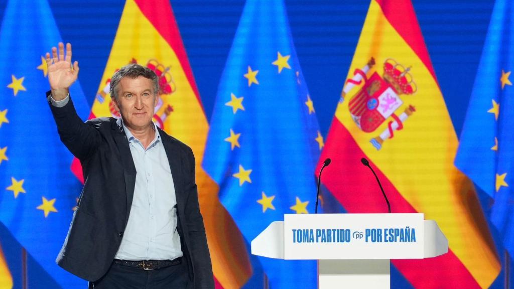 Alberto Núñez Feijóo agradece los aplausos, tras su discursode cierre en el XXI congreso nacional del PP, este domingo en Madrid.