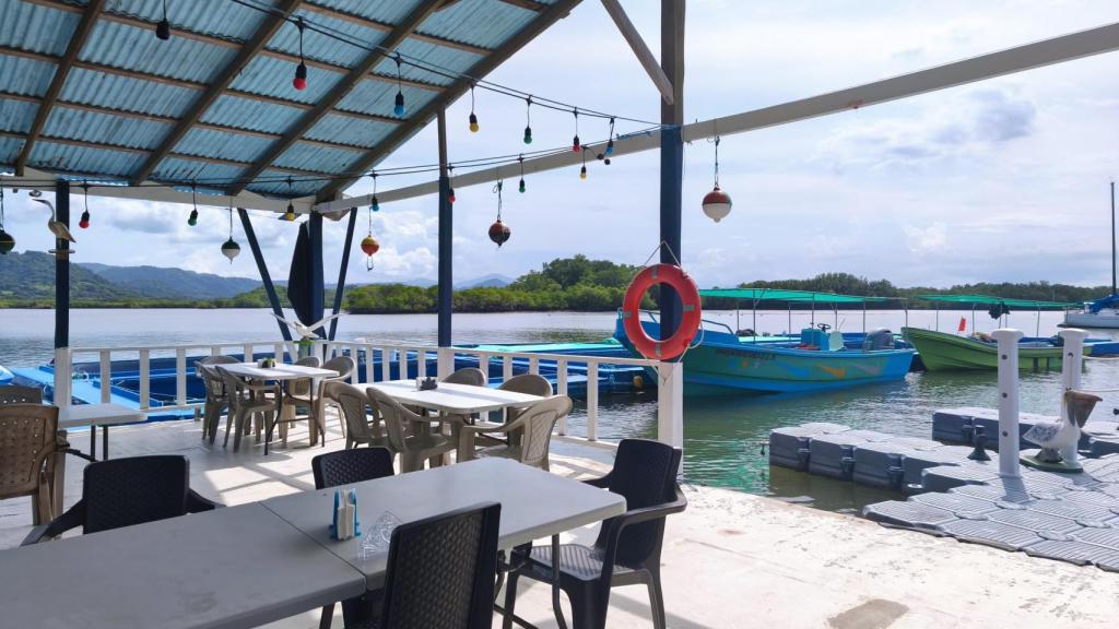 Las mesas del restaurante Proyecto Camarón.