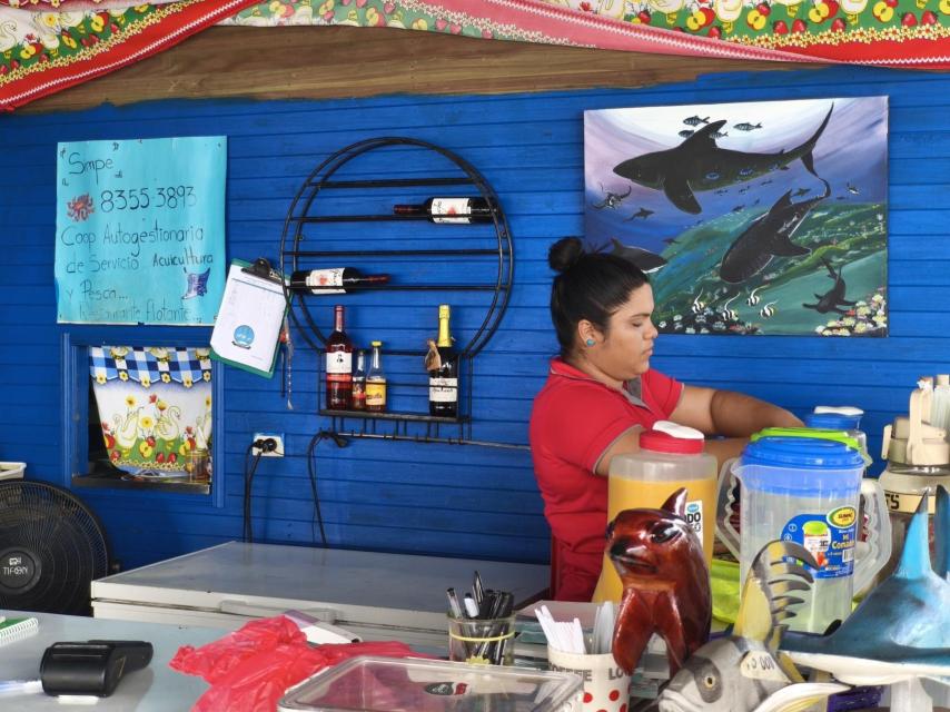 Una de las trabajadoras de Proyecto Camarón.