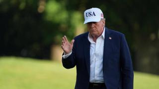 El presidente de Estados Unidos, Donald Trump, saluda a su llegada a la Casa Blanca este domingo.