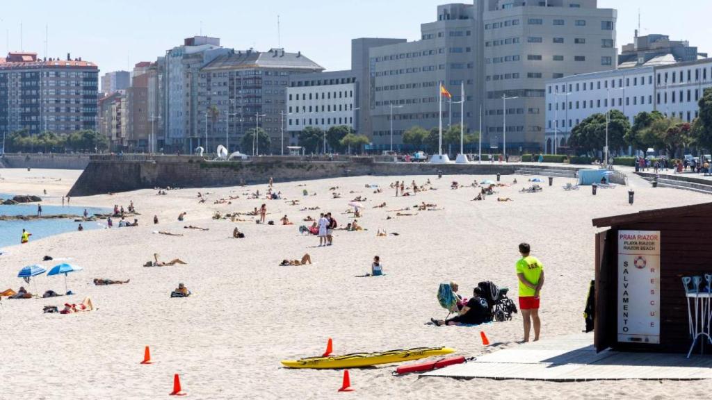 Las actividades de salvamento para niños y niñas comienzan este lunes en las playas de Riazor y Oza